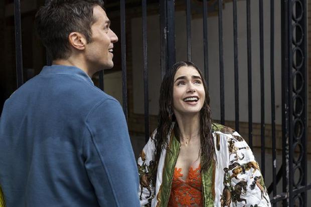 Gabriel i Emily w deszczu w drugim sezonie "Emilia w Paryżu" (Zdjęcie: Netflix)