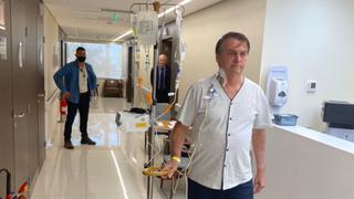 Jair Bolsonaro camina por el hospital de Sao Paulo y asegura que “en breve” estará “de vuelta”