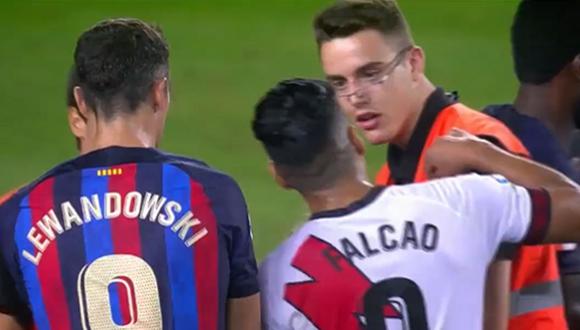 Falcao convence a guardia y Lewandowski cumple sueño a niño al final del Barcelona vs Rayo | Foto: captura