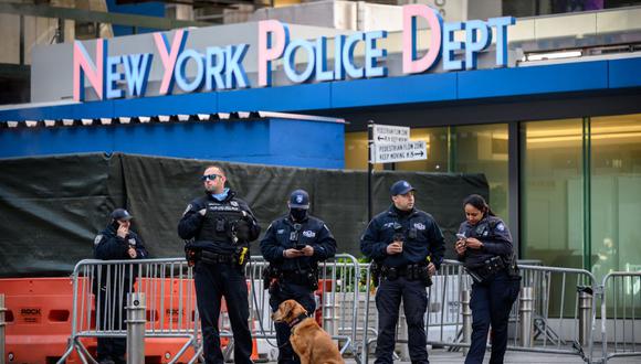 Agentes del departamento de policía de Nueva York (NYPD) resguardan Times Square en Nueva York el 9 de mayo de 2021. (Ed JONES / AFP).