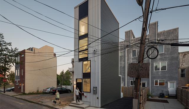 Esta casa de aprox 110 m2 se ubica en un terreno de 3.7 m por 8.8 m. La propiedad se ubica en Filadelfia, Estados Unidos. (Foto: Interface Studio Architects)
