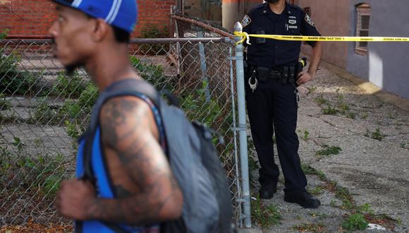Un oficial de la policía de Nueva York está detrás de una cinta policial en la escena de un presunto homicidio en el distrito de Brooklyn de Nueva York. (REUTERS/Shannon Stapleton).