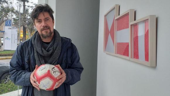 Artista Miguel Aguirre con "El desquite", una pelota intervenida por internos del penal de Ancón.