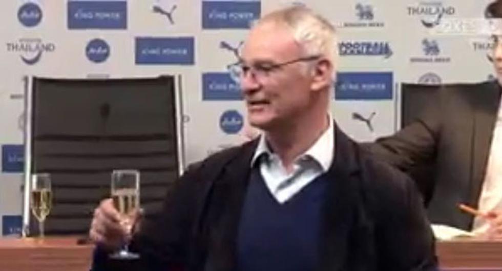 DT del Leicester Claudio Ranieri brindó con champán en sala de prensa. (Video: Facebook)