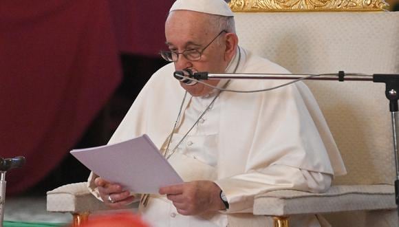 El Papa Francisco habla durante una reunión con obispos, sacerdotes, diáconos, personas consagradas y seminaristas en la Catedral de Santa Teresa en Juba, Sudán del Sur, el 4 de febrero de 2023. (Foto: Tiziana FABI / AFP)