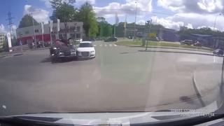 VIDEO: Una moto se pasa el semáforo y choca con dos autos