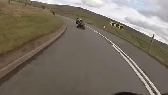 VIDEO: Un motociclista graba su caída por un acantilado