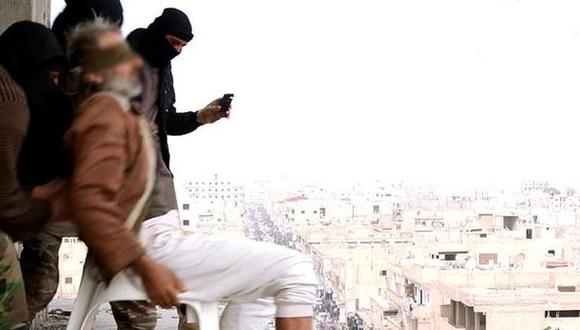 Estado Islámico arroja homosexuales desde lo alto de edificios