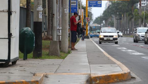 En la Av. Benavides, especialistas también cuestionaron el poco espacio que tienen los peatones para transitar por las vereda. (Foto: Alessandro Currarino)