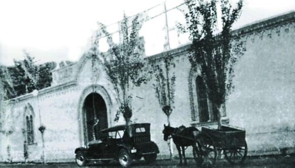 La fachada del primer local de la Clínica Anglo Americana, que se ubicaba en 1921 en Bellavista, Callao. La construcción de adobe había sido un convento y luego un cuartel. (Foto: Clínica Anglo Americana - CAA)