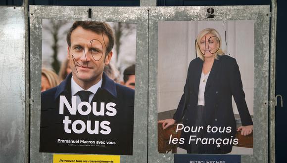 Afiche de los candidatos presidenciales franceses, Emmanuel Macron y Marine Le Pen. AP