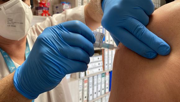 Comienza en el Hospital Regional de Málaga la vacunación de voluntarios del ensayo clínico de la vacuna de HIPRA contra la COVID-19.