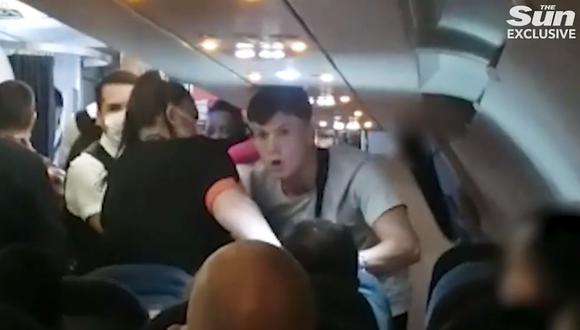 El hombre fue filmado gritándole a una pasajera en pleno vuelo. (Foto: captura video Sun Online).