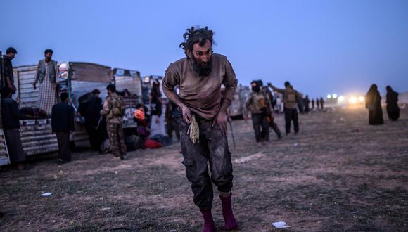 Más de 1.000 personas, incluyendo varios terroristas, evacuaron el último bastión del Estado Islámico a través de un corredor de seguridad. (AFP)