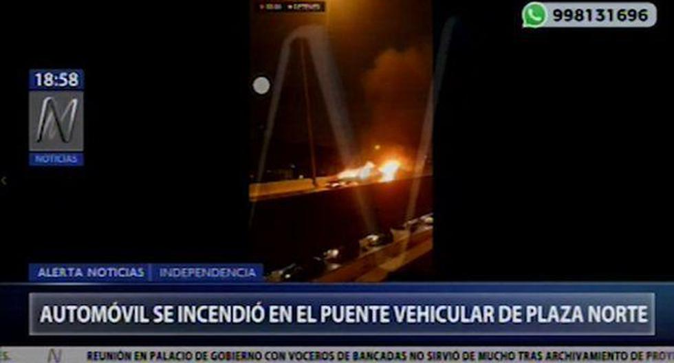 Auto se incendia en puente vehicular. (Foto: Captura Canal N)