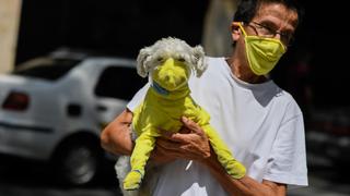 Nerviosos, venezolanos improvisan brebajes y protecciones ancestrales frente al coronavirus | FOTOS