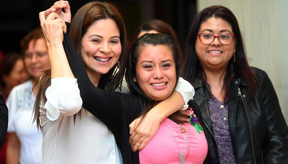 Evelyn Hernández junto a su abogada Bertha Deleon (izquierda) tras ser absuelta por la justicia de El Salvador. (AFP).