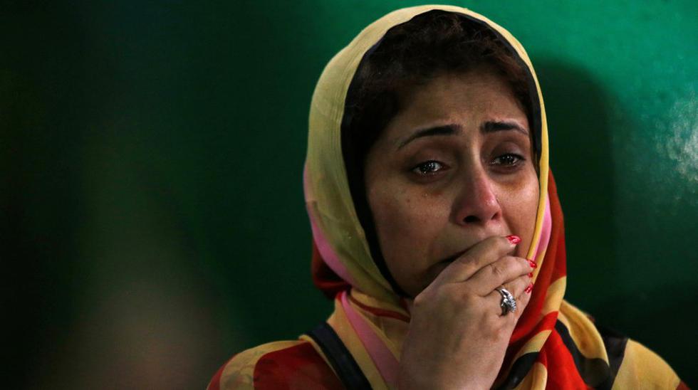 Una mujer llora por el ataque terrorista que le cost&oacute; la vida a 20 personas en Dacca, Bangladesh. (Reuters)