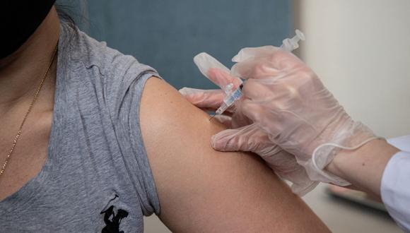 Los trabajadores sanitarios están obligados a vacunarse contra el coronavirus en Nueva York. (ANGELA WEISS / AFP).
