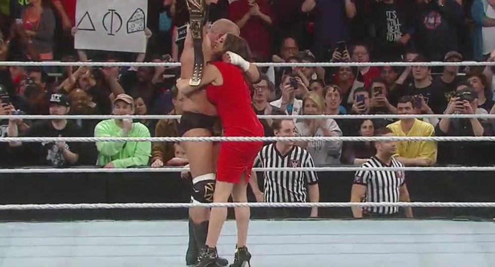 Triple H ganó Royal Rumble y celebró junto a Stephanie McMahon | Foto: WWE