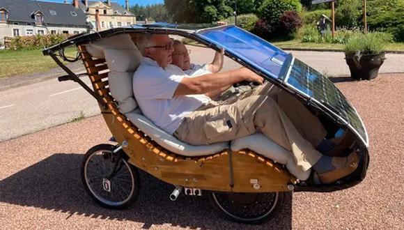 Vehículo fue adaptado en base a dos bicicletas eléctricas. Utiliza paneles solares. (Foto: lejdc.fr)