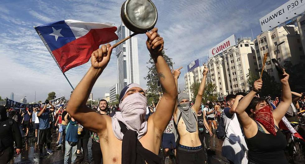 "_El pueblo se empoderó. Nos empoderamos todos con justa razón. No necesitamos un vocero porque ya la voz pública se hizo escuchar_", dice un trabajador durante una manifestación en Chile. (Foto: Marcelo Hernandez/Getty Images)
