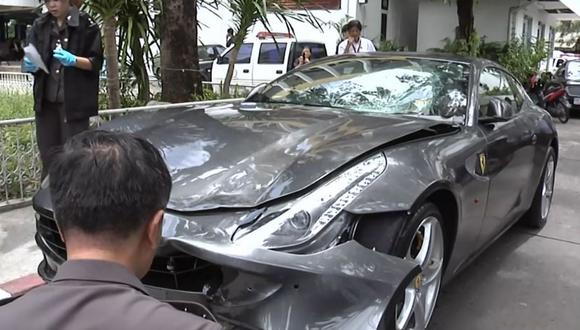 Captura de video tomado el 3 de septiembre de 2012 muestra a la policía inspeccionando el automóvil Ferrari perteneciente al heredero de Red Bull Vorayuth "Boss" Yoovidhya en Bangkok. (Foto de STR / Thai PBS vía AFPTV / AFP).