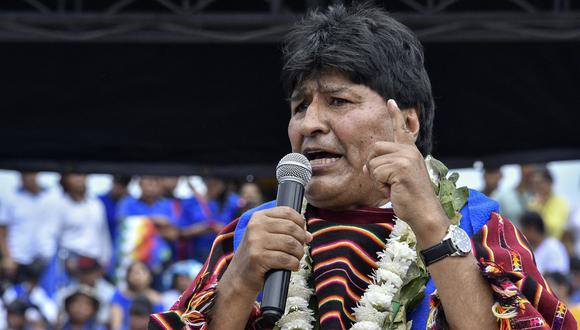 El expresidente de Bolivi, Evo Morales, con guirnaldas de flores y hojas de coca, pronuncia un discurso en la provincia rural del Chapare, departamento de Cochabamba, en el centro de Bolivia, el 26 de marzo de 2023. (Foto de Aizar RALDES / AFP)
