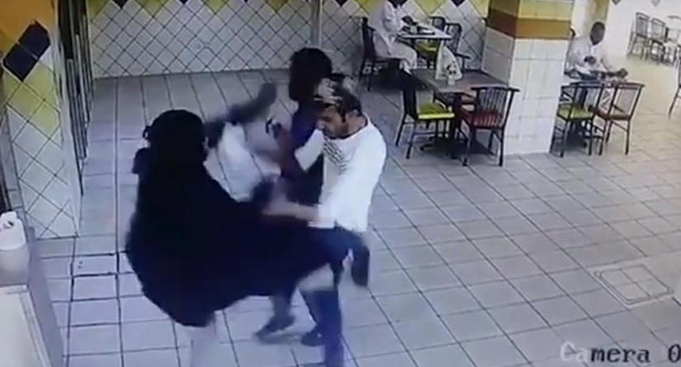 Una cámara de seguridad captó cómo una mujer lanzó su calzado y agredió a dos trabajadores en un restaurante de Yeda (Arabia Saudita) el pasado 11 de febrero. (Foto: captura de YouTube)