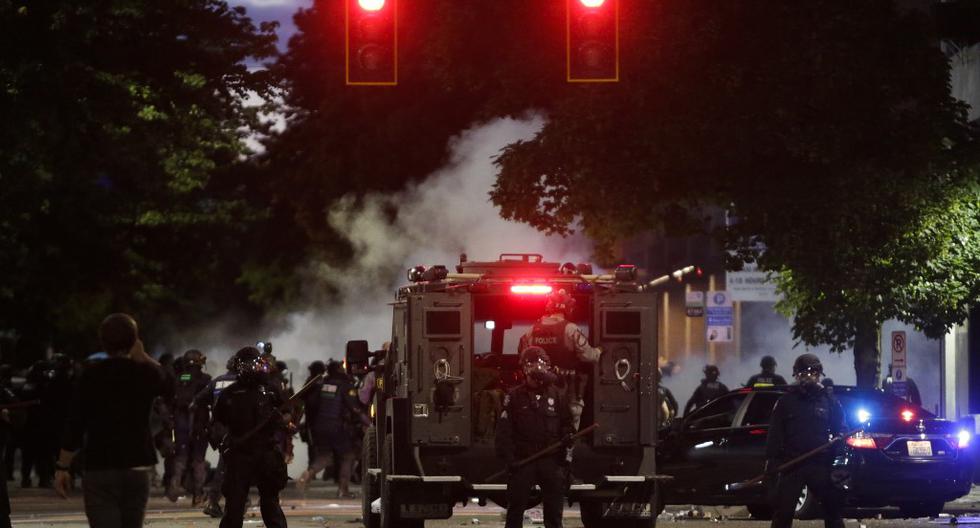 La policía de Seattle hace guardia después de dispersar una protesta frente a un recinto en el barrio Capitol Hill de Seattle, Washington, el pasado 1 de junio. (Foto referencial/Archivo/Jason Redmond/AFP)