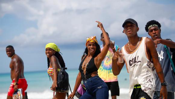 Jóvenes sonríen a la cámara mientras caminan por una de las playas del Este de La Habana hoy, en La Habana. Con cerca de 6000 casos diagnosticados de coronavirus, doce provincias de Cuba comenzarán este lunes una nueva etapa de desescalada conocida como la "nueva normalidad". (Foto: EFE/Yander Zamora)