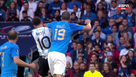 Argentina vs Italia: Bonucci aplicó codazo a Lionel Messi y se llevó la tarjeta amarilla en la Finalissima 2022 en Wembley | Foto: captura