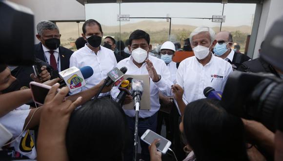 Ramírez supervisó este viernes 28 de enero, las playas de Ancón por derrame de petróleo de Repsol. (Foto: Jorge Cerdan/@photo.gec)