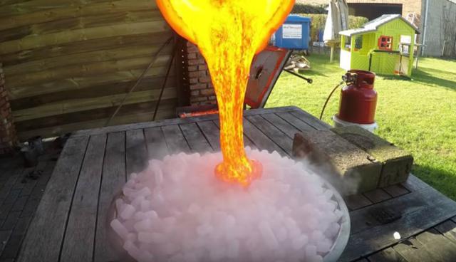 Un usuario se animó a realizar un singular experimento: verter lava hirviendo sobre hielo seco. (Foto: Captura/PressTube)