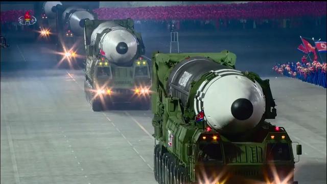 Corea del Norte desafía al coronavirus con un desfile de su poderío militar realizado en la madrugada. (AFP).