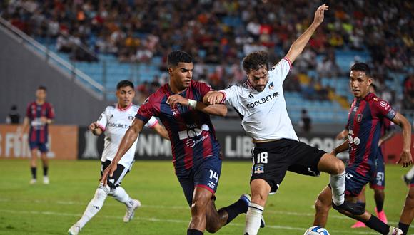 Monagas' defender Christopher Rodriguez (L) and Colo-Colo's Argentine forward Agustin Bouzat vie for the ball during the Copa Libertadores group stage second leg football match between Venezuela's Monagas and Chile's Colo Colo at the Monumental Stadium in Maturin, Monagas State, Venezuela, on May 23, 2023. (Photo by Federico Parra / AFP)