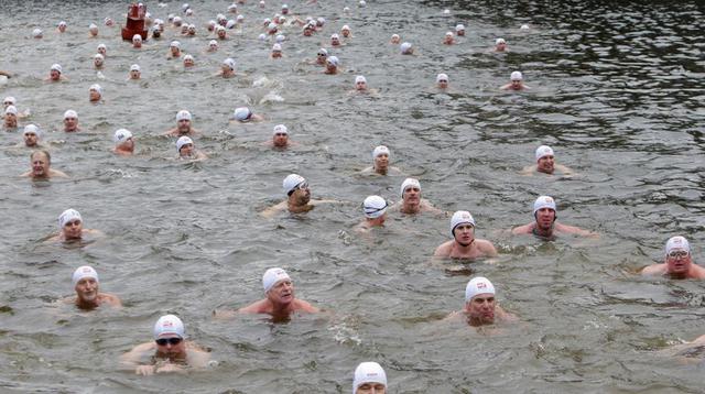 La tradicional competencia de nado en un río helado de Praga - 2
