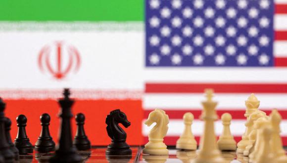 Las piezas de ajedrez se ven frente a las banderas de Irán y Estados Unidos. (Foto: REUTERS/Dado Ruvic/Ilustración/archivo).