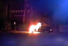 YouTube: Policía salva a borracho de un auto incendiándose | VIDEO