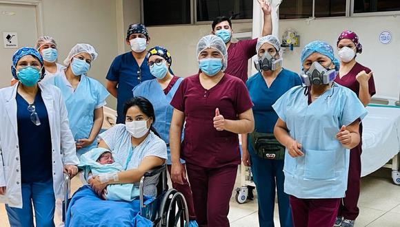 La orgullosa madre de este bebe posando junto con el personal de salud que la atendió en el hospital Luis Negreiros. (Foto: Essalud)