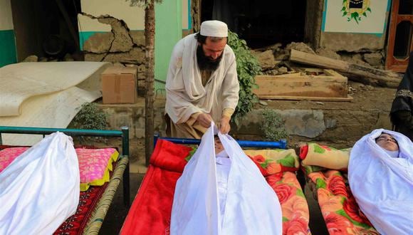 Un hombre asiste al funeral de las víctimas de un terremoto en la aldea de Gayan, en la provincia de Paktia, Afganistán, el 23 de junio de 2022. (EFE/EPA/STRINGER).