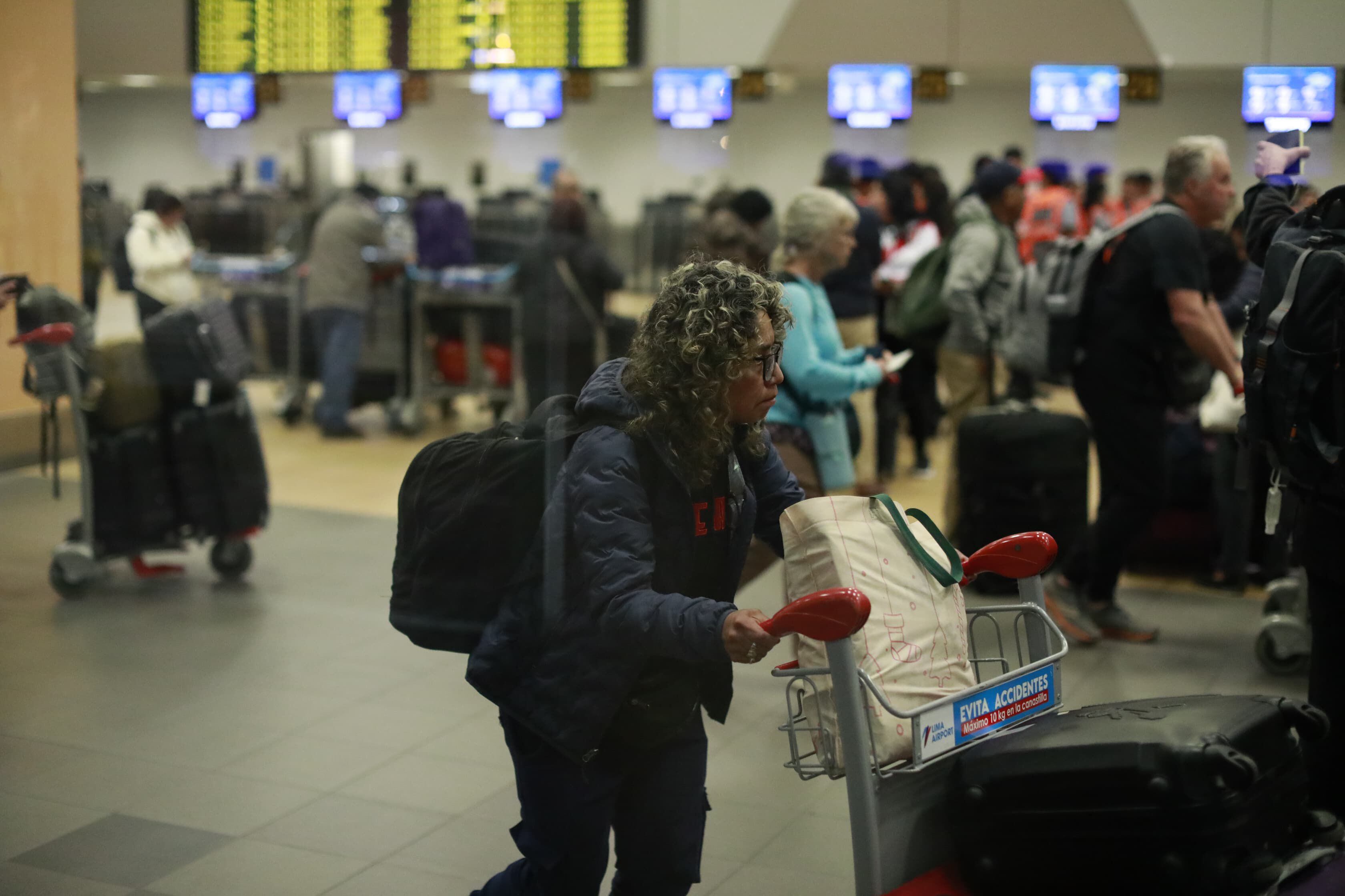 Pasajeros se encuentran preocupado tras la suspensión de vuelos. (Foto:Fotos: Julio Reaño/@photo.gec)