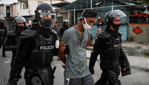 Un hombre es arrestado durante una manifestación contra el gobierno del presidente Miguel Díaz-Canel en el municipio de Arroyo Naranjo, en La Habana, Cuba, el 12 de julio de 2021.(Foto de YAMIL LAGE / AFP).