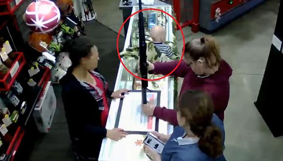 Un bebé cayó del mostrador principal de una casa de empeño mientras su madre estaba comprando un arma de fuego | Captura de YouTube / RT en español