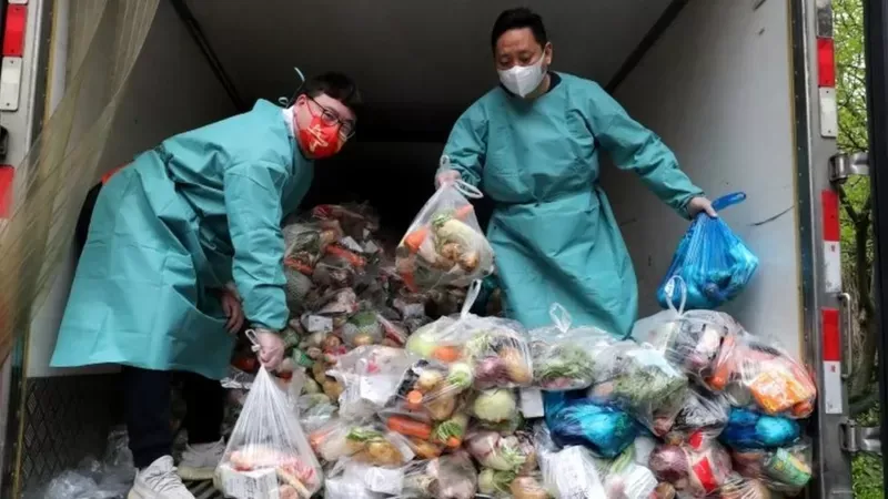 The Shanghai government is under pressure to quickly deliver food supplies to the population.  (Reuters).