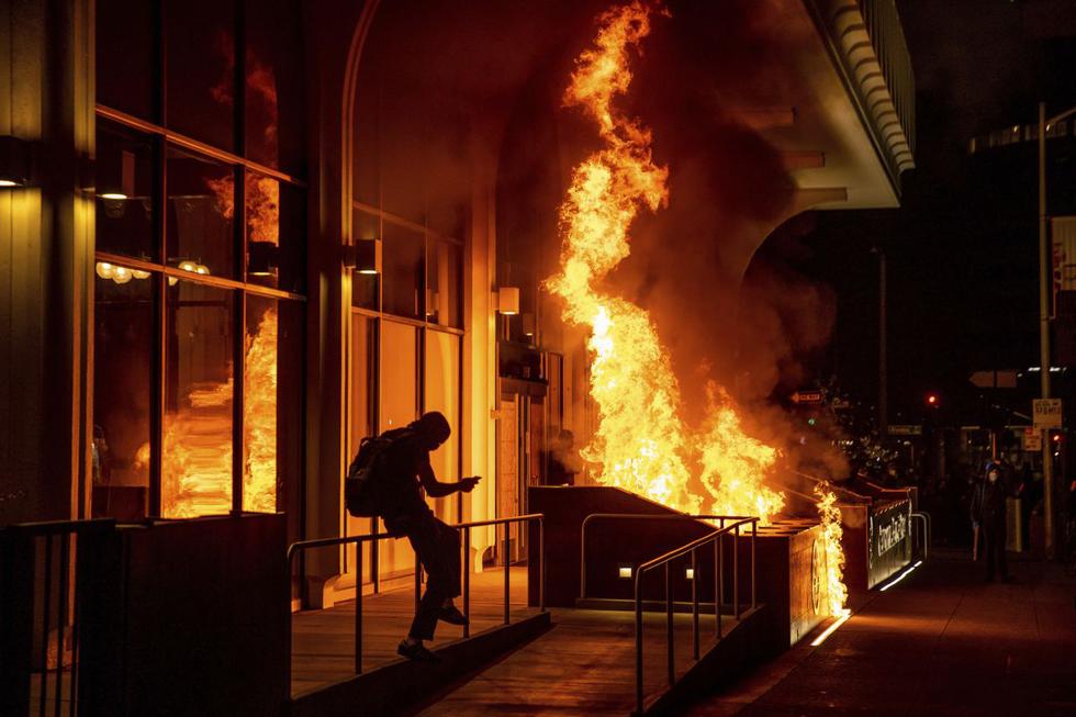 Una protesta que comenzó pacíficamente en la ciudad californiana de Oakland (Estados Unidos) terminó con múltiples incendios, varios autos dañados y numerosas ventanas rotas. (Texto y foto: AP).