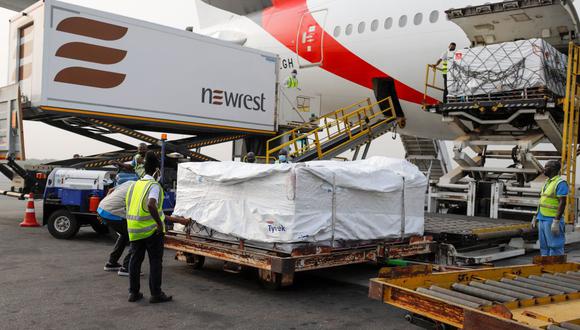 Los trabajadores descargan cajas de vacunas AstraZeneca/Oxford en el aeropuerto internacional de Accra, Ghana, el 24 de febrero de 2021. (REUTERS/Francis Kokoroko).