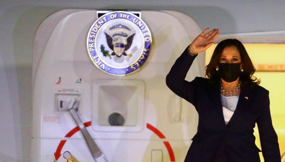 La vicepresidenta de los Estados Unidos, Kamala Harris, desembarca del Air Force Two cuando llega al aeropuerto internacional Benito Juárez en la Ciudad de México, el 7 de junio de 2021. (REUTERS/Edgard Garrido).