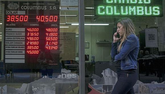 El dólar se depreciaba un 0,81%, a 43,23/43,25 por cada billete verde, en la plaza interbancaria de Argentina. (Foto: AFP)<br>