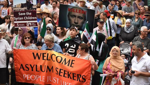 Imagen de archivo de una manifestación en 2015 a favor de los refugiados, migrantes y solicitantes de asilo en Sídney, Australia. (Archivo / PETER PARKS / AFP)